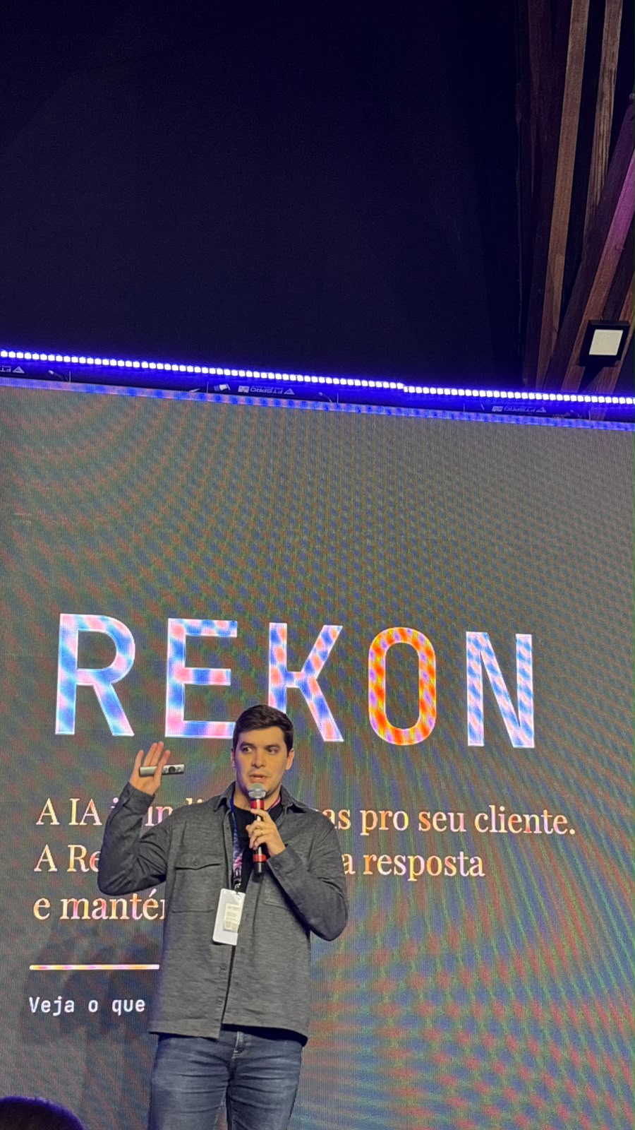 Leandro Aveiro apresentando a Rekon na final do InicIA 2026